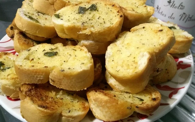 Torrada de pão francês com margarina via https://www.tudogostoso.com.br/receita/198171-pao-torrado-temperado.html