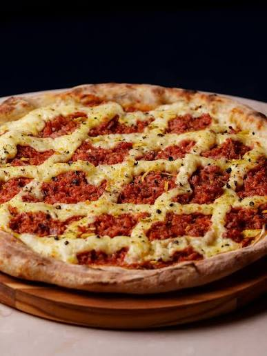 Pizza de calabresa moída com catupiry