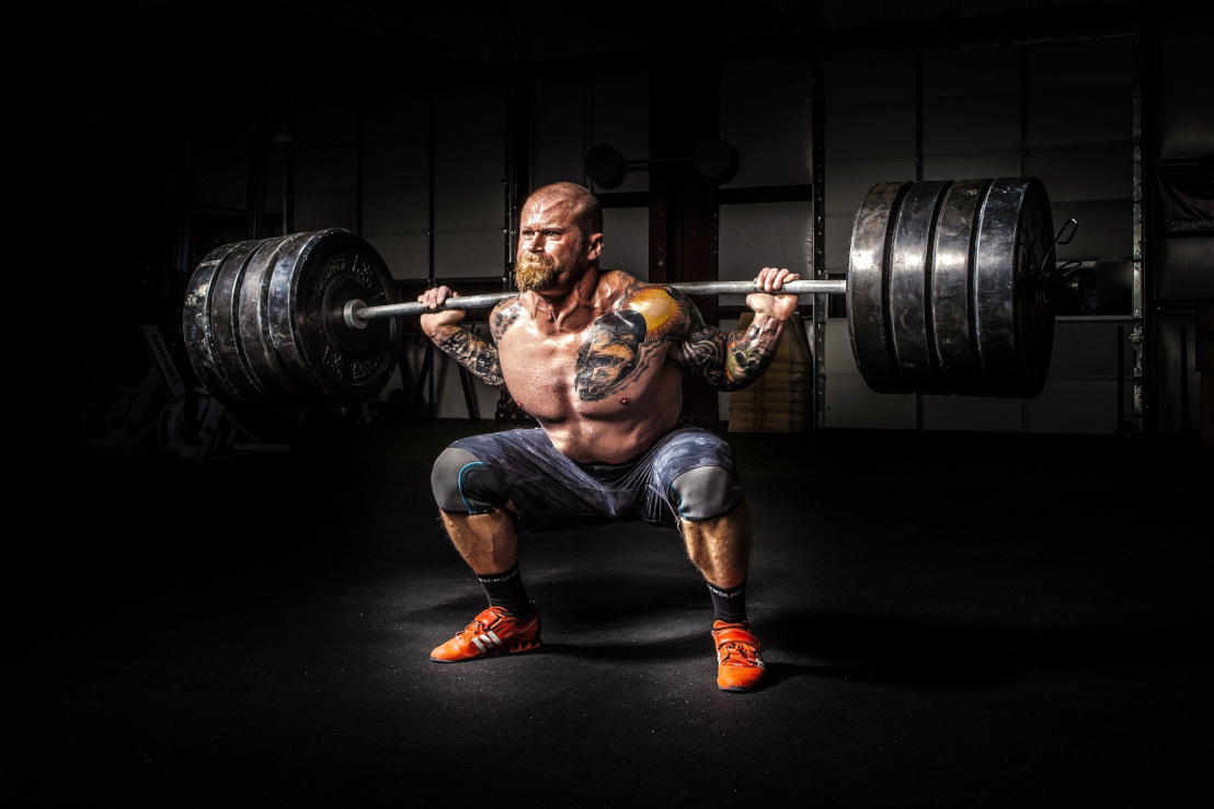 Homem erguendo pesos com um dumbell
