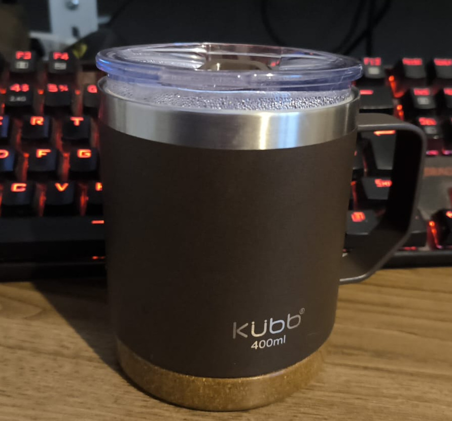 Caneca térmica sobre a mesa